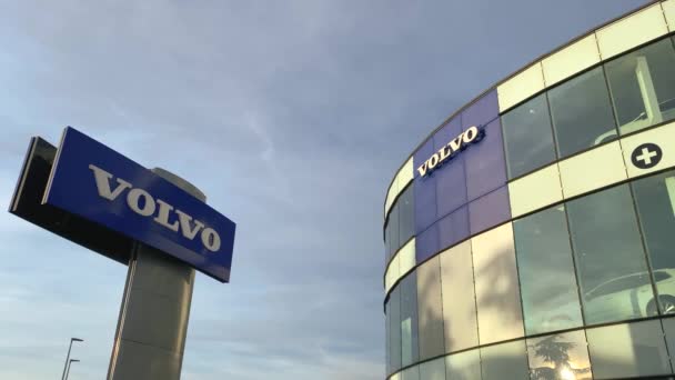 Logo Del Marchio Volvo Sfondo Celeste Brillante Situato Sul Suo — Video Stock