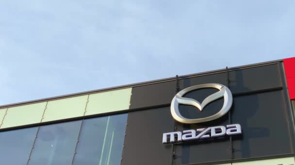 Logo Značky Mazda Jasně Modrém Pozadí Oblohy Umístěném Kancelářské Budově — Stock video