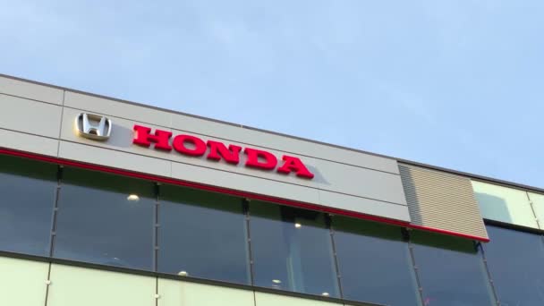 Logo Značky Honda Jasně Modrém Pozadí Oblohy Umístěném Její Dealerské — Stock video