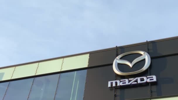 Logo Marki Mazda Tle Jasnoniebieskiego Nieba Zlokalizowane Biurowcu Dealera Lyonie — Wideo stockowe