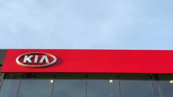 Logo Marki Kia Motors Tle Jasnoniebieskiego Nieba Biurowcu Dealera Lyonie — Wideo stockowe