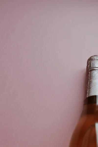 Flaska Med Rosé Champagne Vin Minimal Komposition Rosa Bakgrund Med — Stockfoto