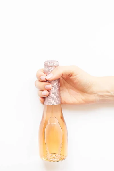 Botella Vino Champán Rosa Mano Mujer Composición Mínima Aislada Sobre —  Fotos de Stock