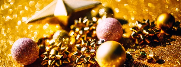 クリスマスの構図 新年やクリスマスのパターンフラットトップビューを置くコピースペースと黄金の背景に輝く黄金の装飾を祝うクリスマス休暇 グリーティングカードのテンプレート — ストック写真