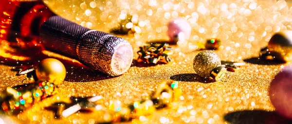 Weihnachts Oder Neujahrskomposition Mit Einer Flasche Rosenchampagner Und Goldglitzernder Dekoration — Stockfoto