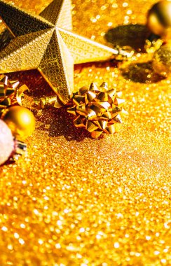 Noel kompozisyonu. Yeni yıl ya da Noel desenli daire, Xmas bayramı kutlamalarında altın arka planda fotokopi alanı ile parıltılı altın süslemeler yapıyordu. Tebrik kartı şablonu