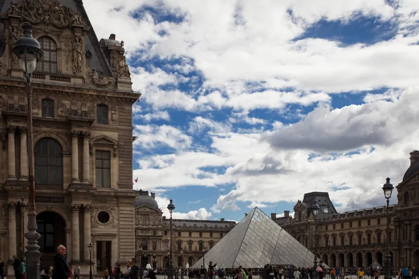 Paris France Septembre 2016 Touristes Devant Palais Louvre Pyramide Louvre — Photo