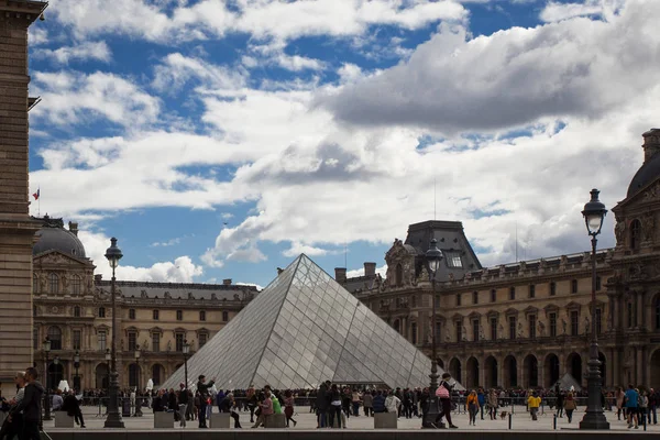 フランス 9月30 2016 ルーブル宮殿とルーブルピラミッドの前の観光客 ルーブル美術館は 世界で最も大きく 最も訪問された美術館の一つです — ストック写真