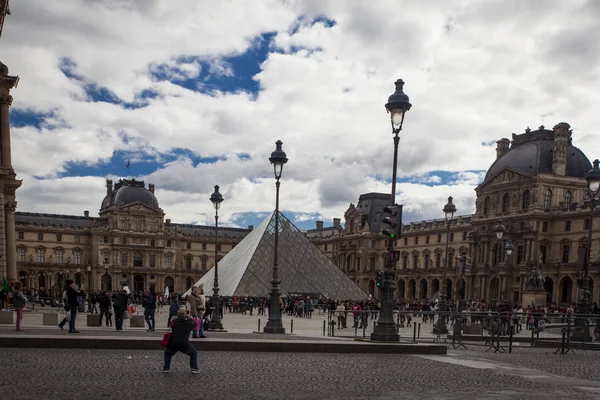 Paris France Septembre 2016 Touristes Devant Palais Louvre Pyramide Louvre — Photo