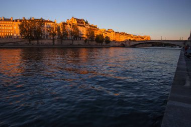 Kartpostal Paris'ten: Seine Nehri ve townhouses güneşli Paris gün içinde.
