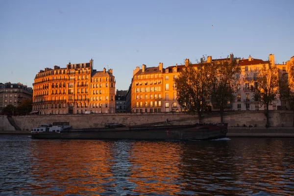 Postales Desde París Río Sena Casas Adosadas Los Soleados Días —  Fotos de Stock