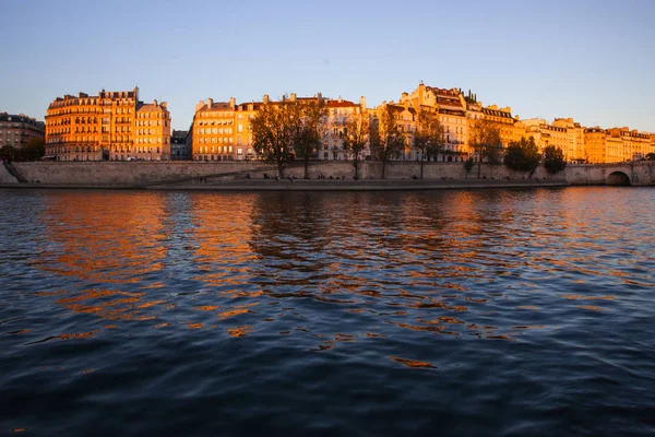 Καρτ Ποστάλ Από Παρίσι Ποταμό Σηκουάνα Και Μονοκατοικίες Ηλιόλουστες Ημέρες — Φωτογραφία Αρχείου