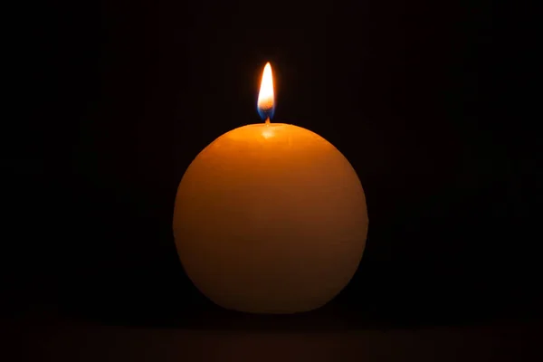 黑色背景上的圆形蜡烛 — 图库照片