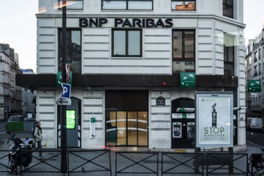 Paris, Fransa - 6 Ekim 2016: 6 Ekim 2016 Fransa'da Paris, Bnp Paribas banka şube. Birleşme ile 2000'de oluşan, dünya çapında göre demirbaşlar (2,68 trilyon Usd Şu anda en büyük bankadır).