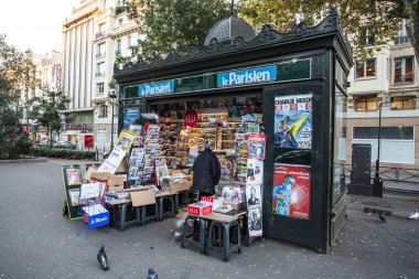Paris, Fransa, - 6 Ekim 2016. Tipik kentsel görünümü. Montmartre bölge üstüne satış standı