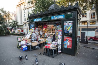 Paris, Fransa, - 6 Ekim 2016. Tipik kentsel görünümü. Montmartre bölge üstüne satış standı