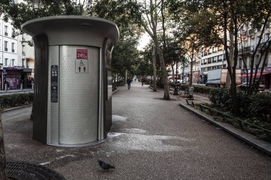 Paris, Fransa - 6 Ekim 2016: İnsanlar umumi tuvalet tesisatı onmontmartre alan tarafından yürüyüş. 400'den fazla genel tuvaleti şehir hakkında dağınık.