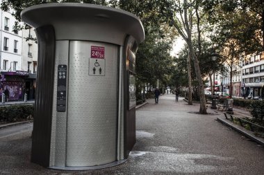 Paris, Fransa - 6 Ekim 2016: İnsanlar umumi tuvalet tesisatı onmontmartre alan tarafından yürüyüş. 400'den fazla genel tuvaleti şehir hakkında dağınık.