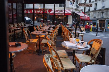 Paris, Fransa - 6 Ekim 2016 - menü Yönetim Kurulu ve bir Fransız restoranı Paris marais bölgesi dışında sunulan kahvaltı Fransa