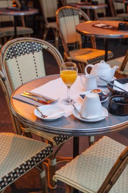 Paris, Fransa - 6 Ekim 2016 - menü Yönetim Kurulu ve bir Fransız restoranı Paris marais bölgesi dışında sunulan kahvaltı Fransa