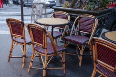 Saat bir Paris Arnavut kaldırımlı sokak boyunca yemek arasında boş tablolar