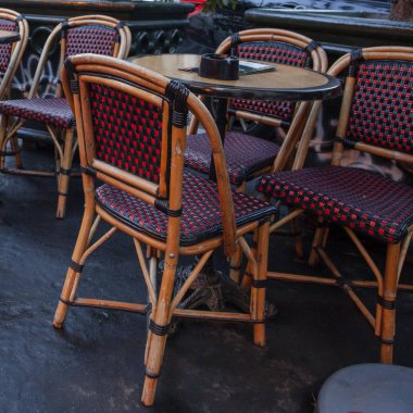 Saat bir Paris Arnavut kaldırımlı sokak boyunca yemek arasında boş tablolar