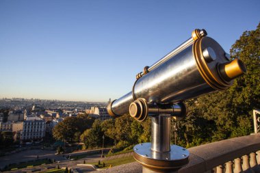 bir teleskop Görüntüleyicisi görünüm bakan montmartre, Fransa paris manzarası