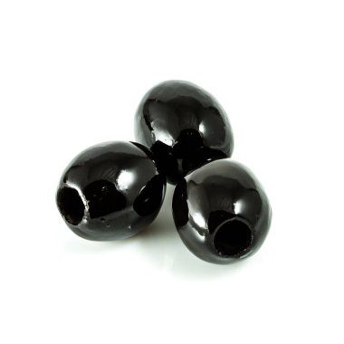 Beyaz arkaplanda siyah zeytinler