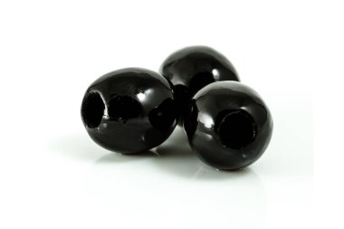 Beyaz arkaplanda siyah zeytinler