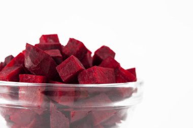 Kırpılmış pancar beyaz arkaplanda izole edildi