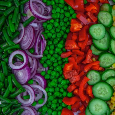 Taze kesilmiş sebzeler parlak bir arka plan.