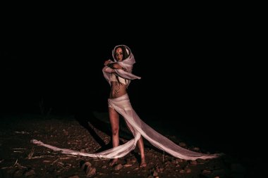 Yıldızlı gece genç güzel kadın. kozmik tema. Tomna park. İsrail