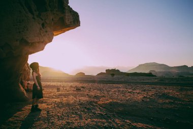 Timna, güzel genç kadın İsrail'çöl. Günbatımı zamanı kayalarda. Mistik konsepti
