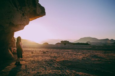 Timna, güzel genç kadın İsrail'çöl. Günbatımı zamanı kayalarda. Mistik konsepti