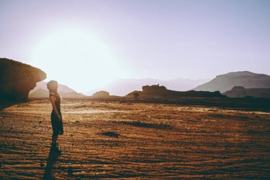 Timna, güzel genç kadın İsrail'çöl. Günbatımı zamanı kayalarda. Mistik konsepti