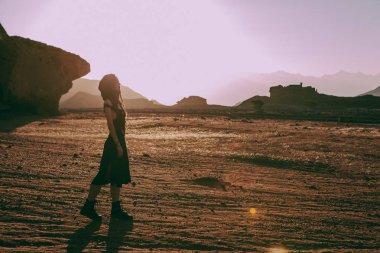 Timna, güzel genç kadın İsrail'çöl. Günbatımı zamanı kayalarda. Mistik konsepti