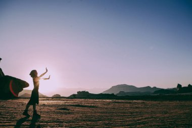Timna, güzel genç kadın İsrail'çöl. Günbatımı zamanı kayalarda. Mistik konsepti