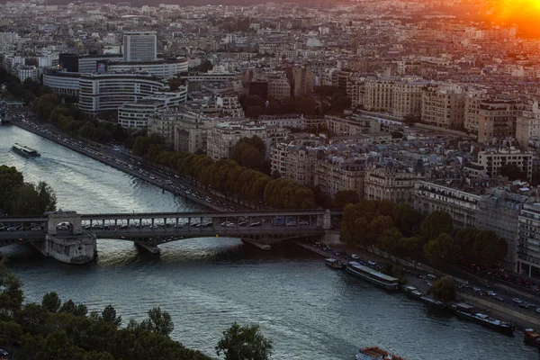 フランス 2016 日没時にセーヌ川とパリの空中写真 フランス ヨーロッパ芸術 ファッション商業金融の主要な中心の つの首都 — ストック写真