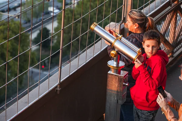 Franciaország 2016 Október Kép Touristswatching Városra Tetején Eiffel Torony Párizs — Stock Fotó