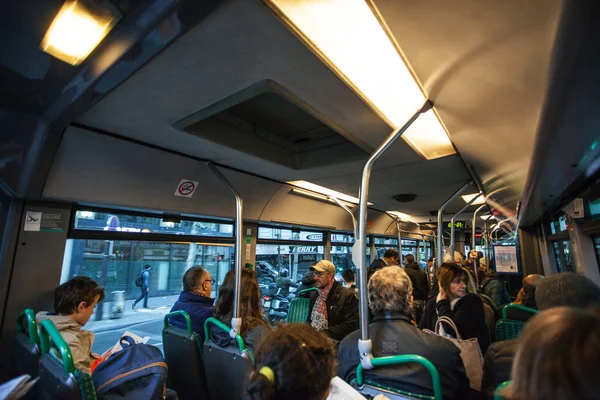 Париж Франция Октябрь 2016 Пассажиры Общественном Автобусе Париже Транспорт Франции — стоковое фото