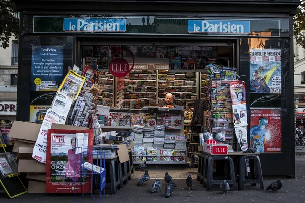 フランス 2016 典型的な都市景観です モンマルトル地区の出版物を販売するブース — ストック写真