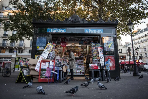 フランス 2016 典型的な都市景観です モンマルトル地区の出版物を販売するブース — ストック写真