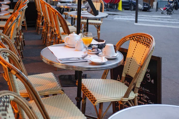 フランス 2016 メニュー ボードとパリのマレ地区にあるフレンチ レストランの外の朝食フランス — ストック写真