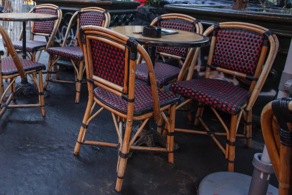 パリの石畳路地に沿って時間を食事の間に空のテーブル — ストック写真