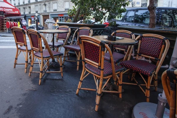パリの石畳路地に沿って時間を食事の間に空のテーブル — ストック写真