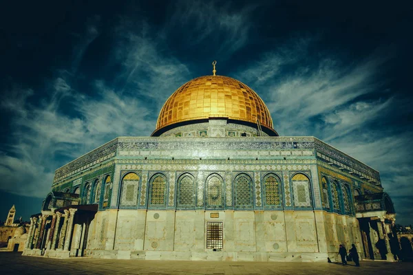 エルサレム イスラエル 2015 岩のドーム エルサレムで最も知られているモスク 神殿の丘の上に位置しています 神殿の丘は ユダヤ人とイスラム教徒のための神聖な場所です 観光客のためのオープン — ストック写真