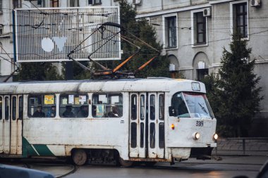 Kharkiv, Ukrayna - 1 Nisan 2016: eski yazı-SSCB tramvay yağmurlu havalarda Kharkiv, Ukrayna.