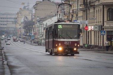 Kharkiv, Ukrayna - 1 Nisan 2016: eski yazı-SSCB tramvay yağmurlu havalarda Kharkiv, Ukrayna.
