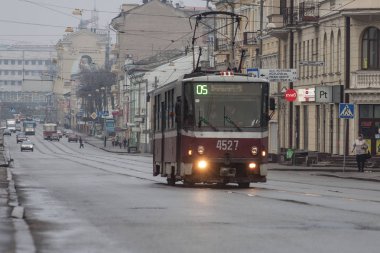 Kharkiv, Ukrayna - 1 Nisan 2016: eski yazı-SSCB tramvay yağmurlu havalarda Kharkiv, Ukrayna.