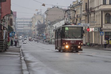 Kharkiv, Ukrayna - 1 Nisan 2016: eski yazı-SSCB tramvay yağmurlu havalarda Kharkiv, Ukrayna.